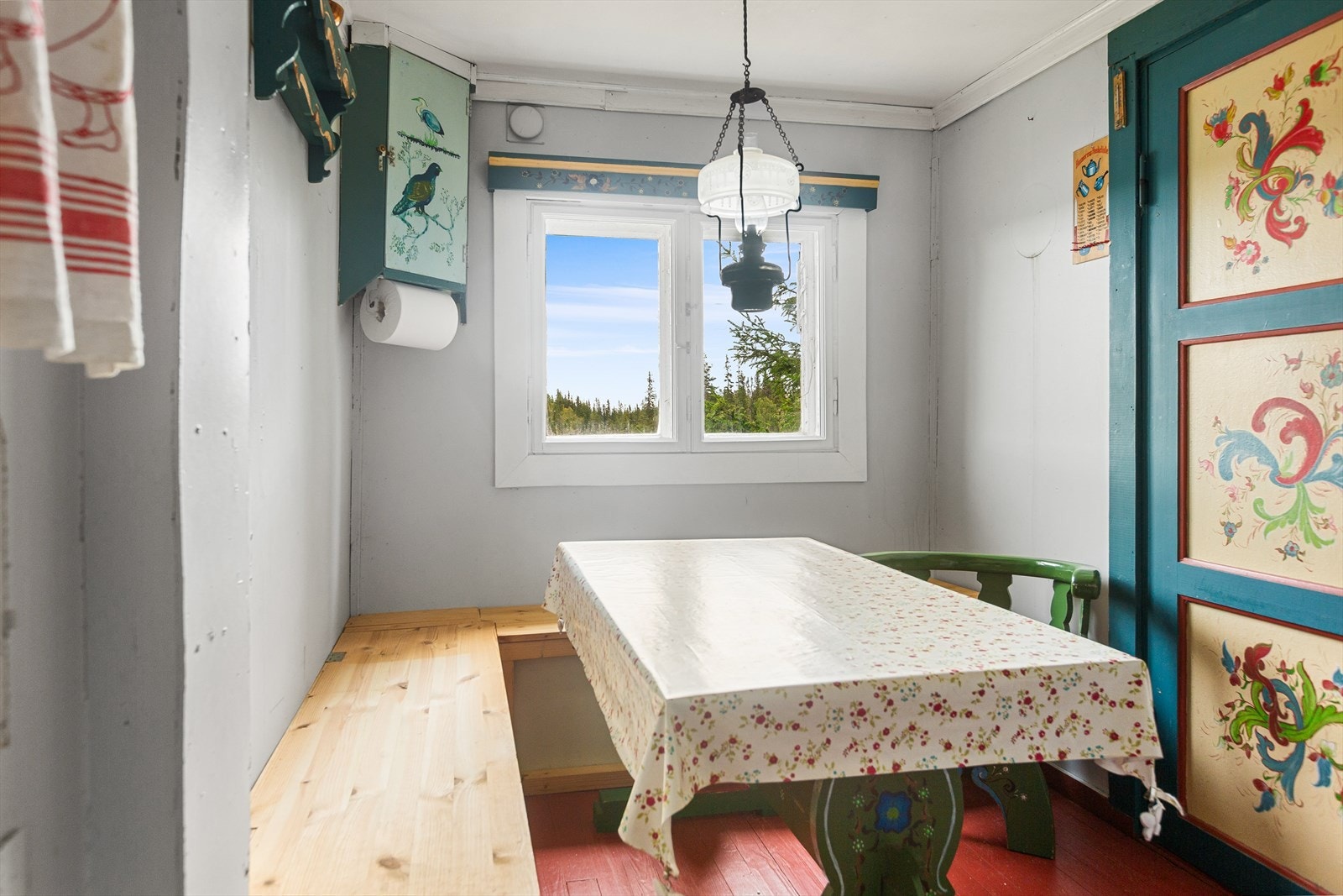 På kjøkkenet er det også en praktisk spiseplass med plassbygd hjørnebenk. Galleribilde