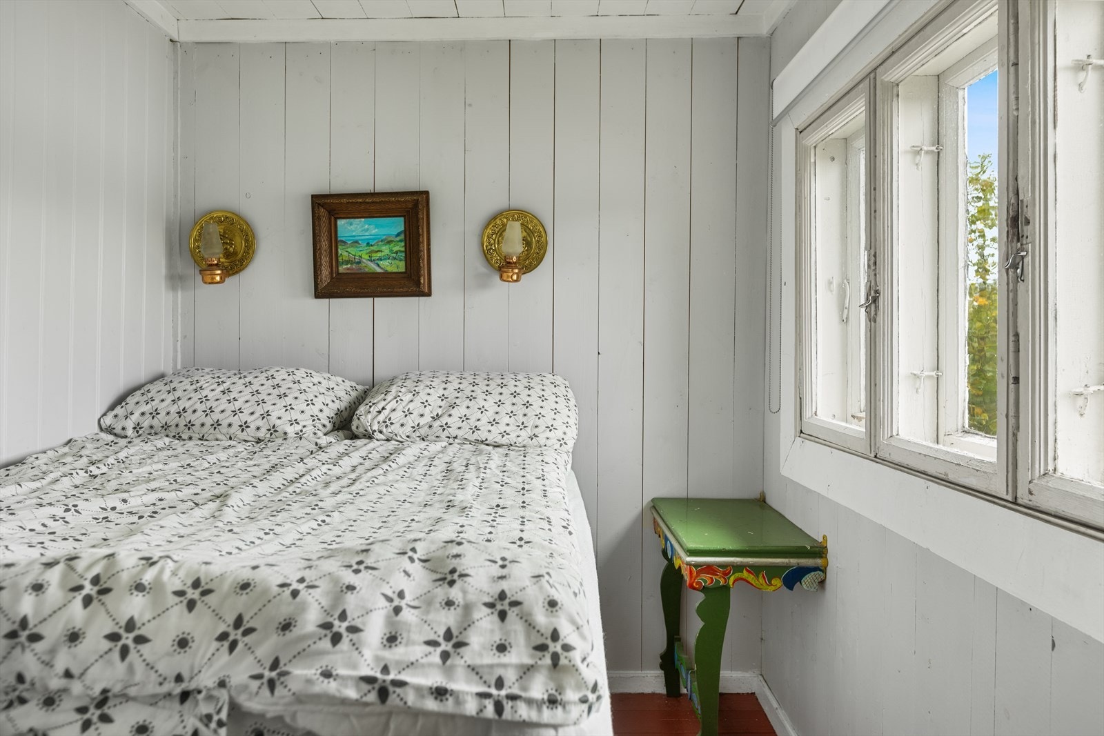 I hytta er det to soverom, ett med dobbelttseng (1,20 m), og et med plassbygde køyer. Galleribilde