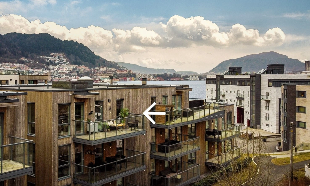 Ettertraktet beliggenhet, kun et steinkast fra sjøen og med ettermiddagssol Galleribilde