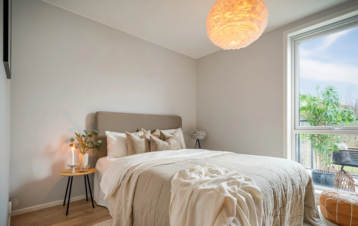 Romslig hovedsoverom med god plass til stor seng og godt med skapplass Galleribilde