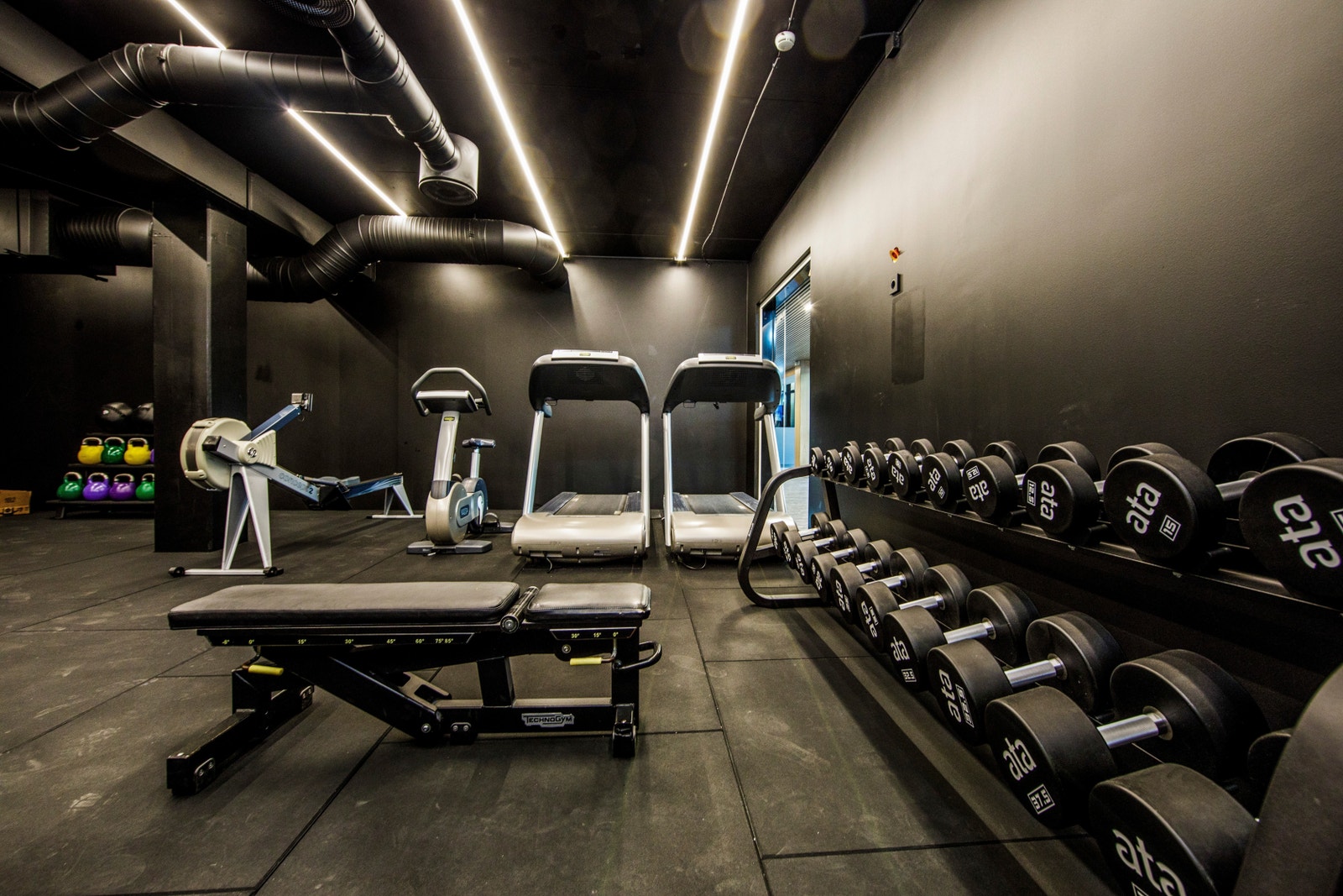 Treningsrommet "B19 Box Office" er disponibelt for bygget leietakere 24/7. Det tilbys faste gruppetimer for leietakere i tillegg til PT timer med B19 sin treningsinstruktør Galleribilde