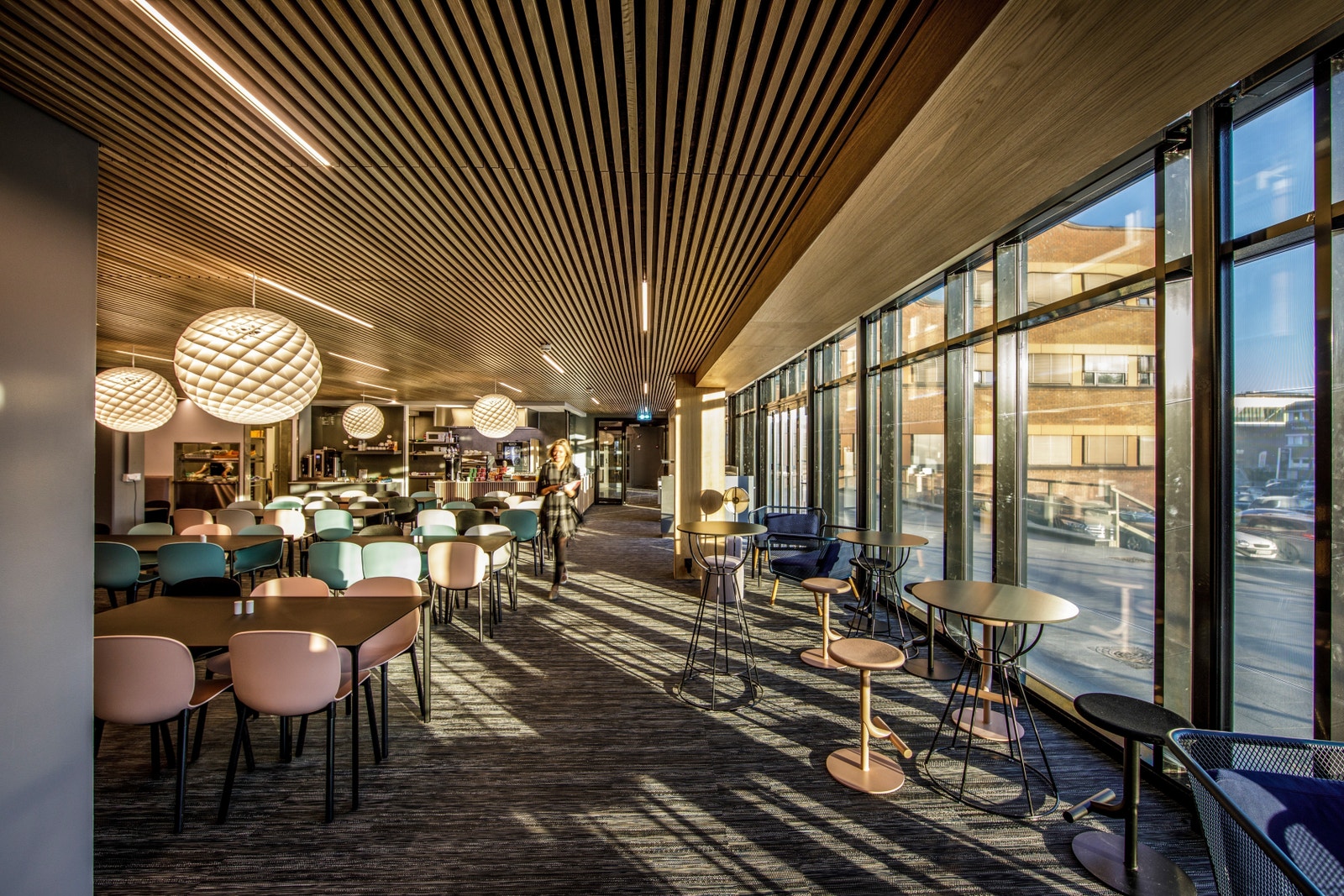 Lys fin lounge i B19 Kafé Galleribilde