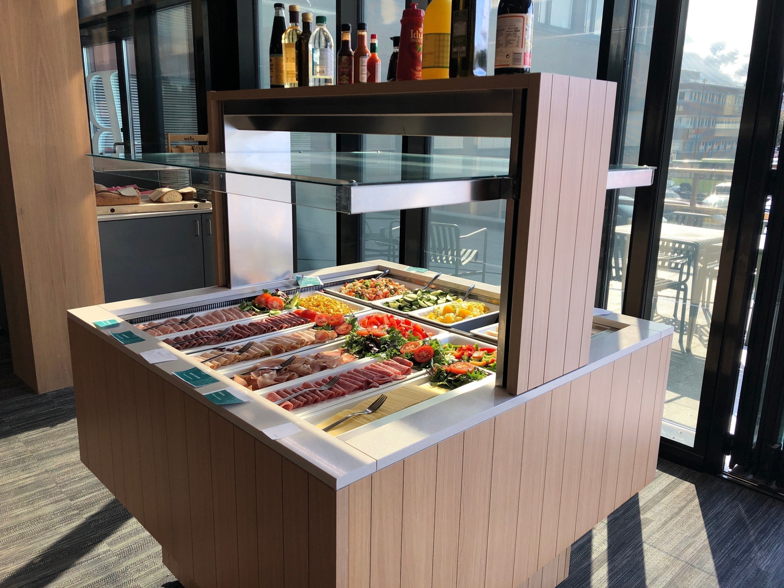 Rikt utvalg av varm og kald mat i eiendommens personal restaurant Galleribilde