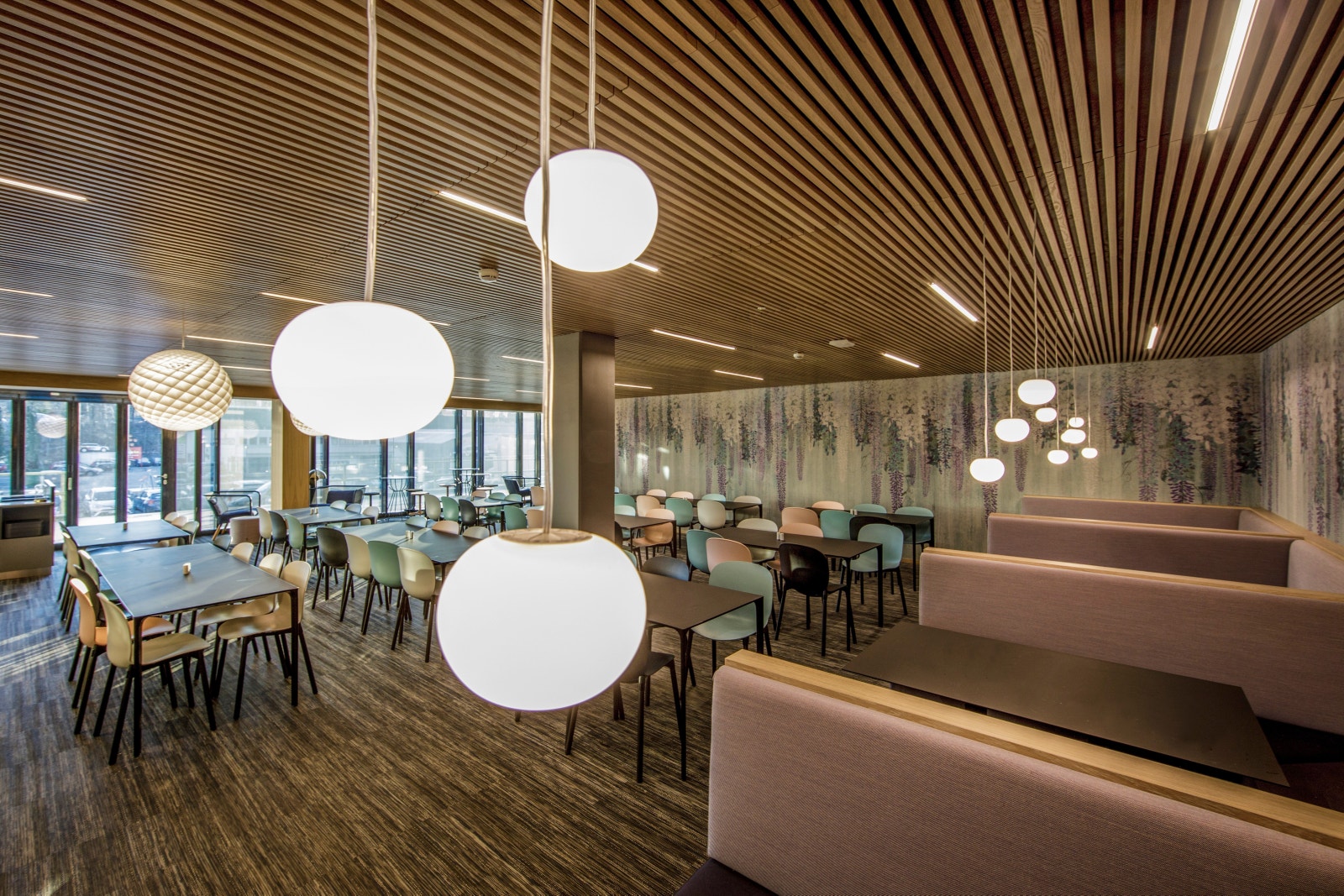 Hyggelige sittegrupper innerst i B19 Kafé Galleribilde