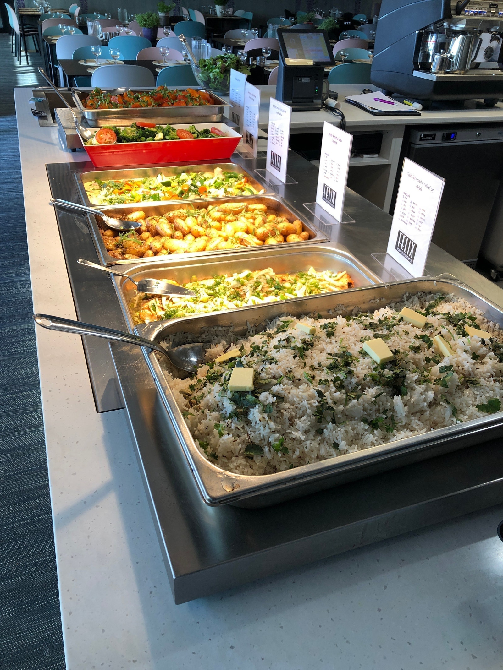 Rikt utvalg av varm og kald mat i eiendommens personal restaurant Galleribilde