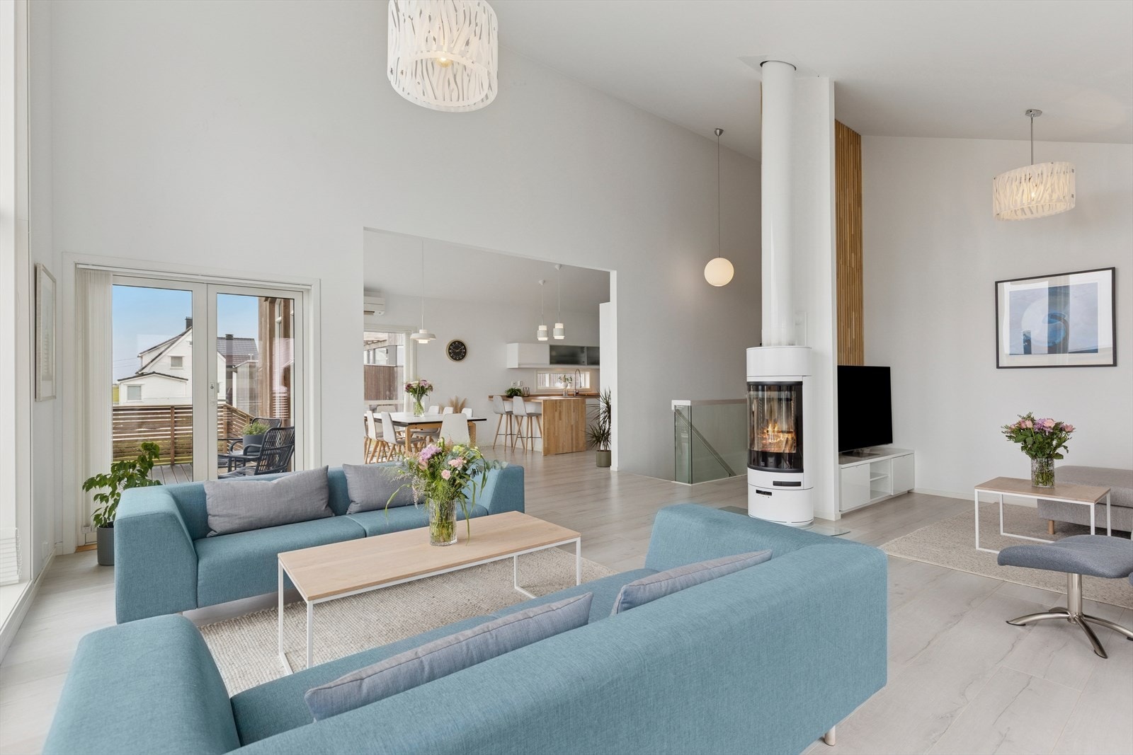 Det er gode møbleringsmuligheter og stuen kan deles inn i flere soner. Fra stuen er det utgang til en flott altan med hagestue! Galleribilde