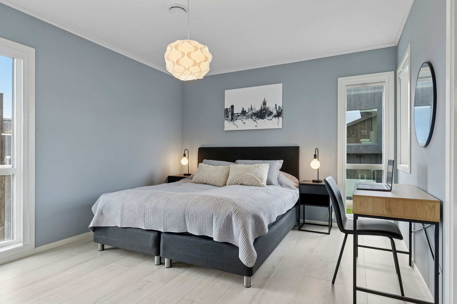 Hovedsoverom med god plass til seng og annet ønskelig møblement. Galleribilde