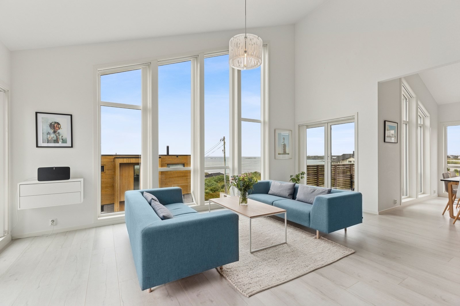 Her har man flott utsikt ut over sjøen og nærområdet! Galleribilde