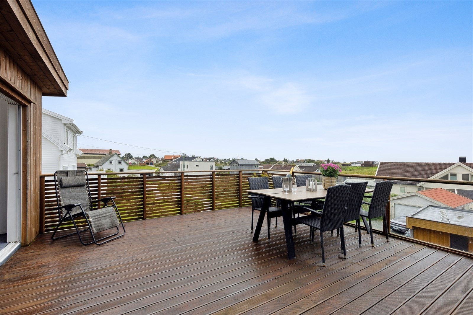 Altan med god plass til spisestue og annet møblement. Direkte adkomst til hagestuen! Galleribilde