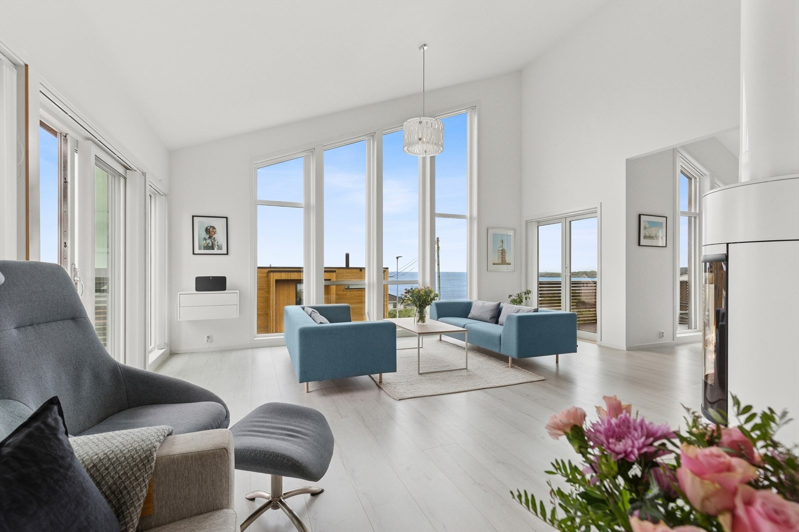 Lys og luftig stue med god takhøyde, malt i behagelige farger. Store vindusflater som slipper inn rikelig med naturlig lys! Galleribilde