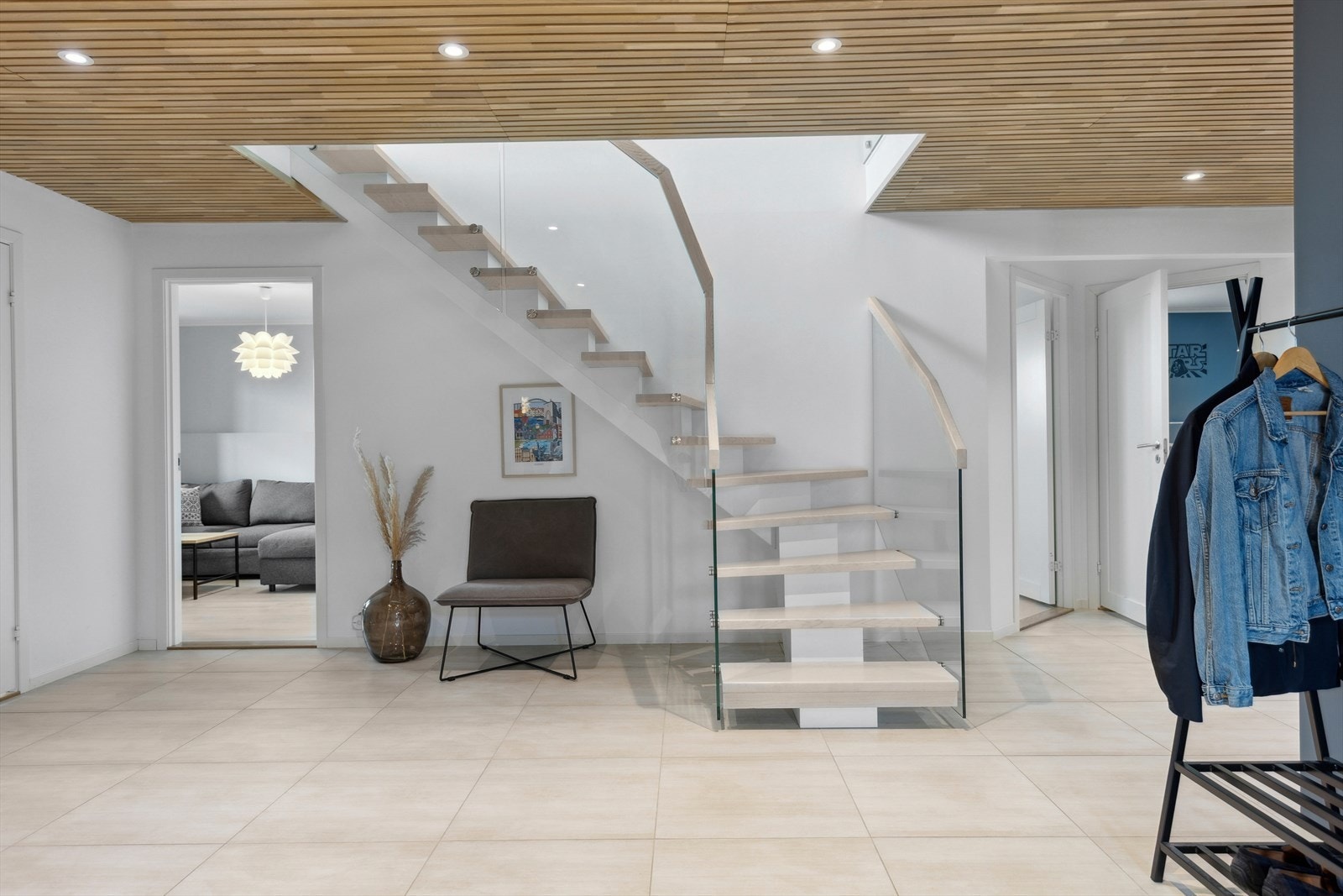 Velkommen inn! Romslig hall med gode oppbevaringsmuligheter. Lekk merke til spiletak og en lekker og påkostet trapp. Galleribilde