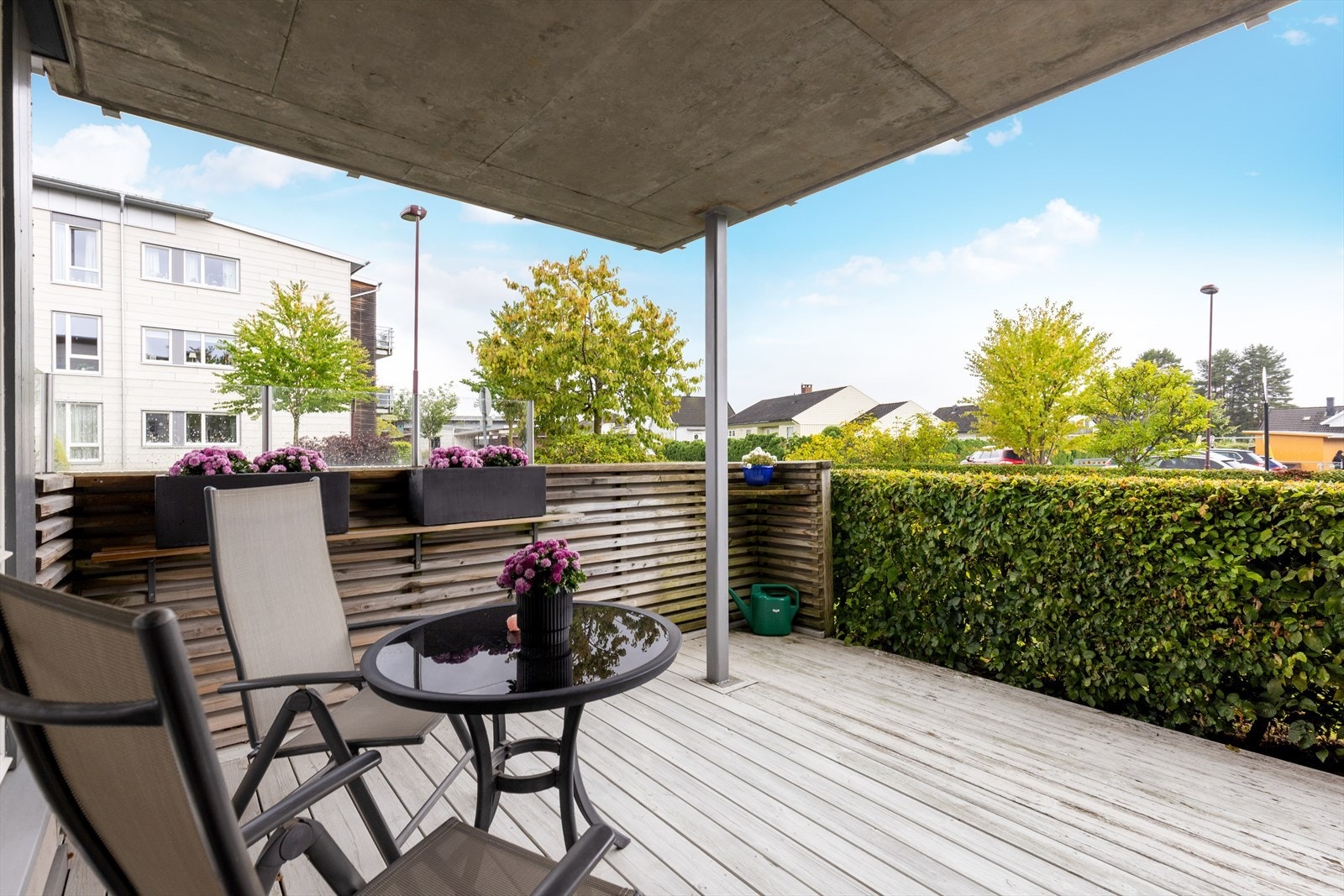 Ut fra leilighetens stue/kjøkken er det en romslig terrasse. Terrassen er overbygget og det er god plass til møblering. Det er videre enkel adkomst til borettslagets hyggelige fellesareal. Galleribilde