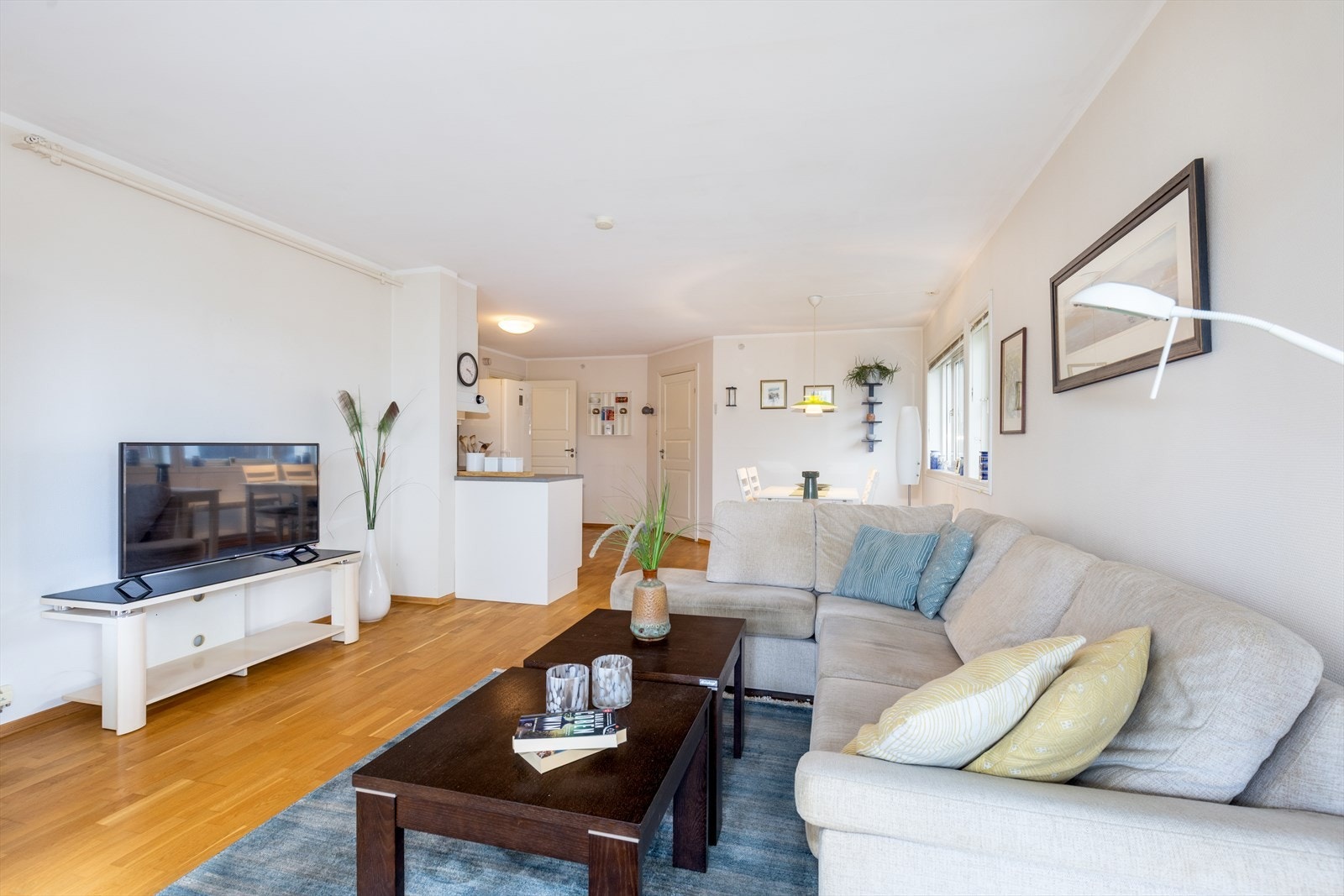 Boligen har en god åpen løsning mellom stue og kjøkken, hvor kjøkken er fint adskilt med en lav skillevegg. Galleribilde