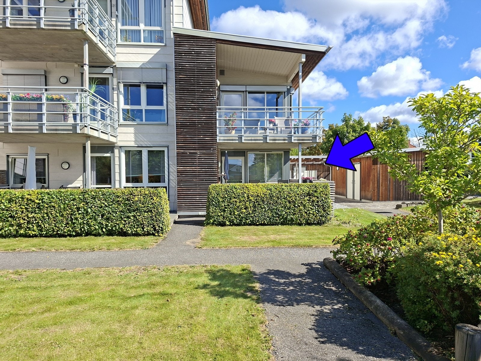 Lettvin og hyggelig 3-roms med attraktiv beliggenhet i Borgehaven på bakkeplan! Enkel adkomst ut til borettslagets hyggelig fellesareal, carport og bod Galleribilde