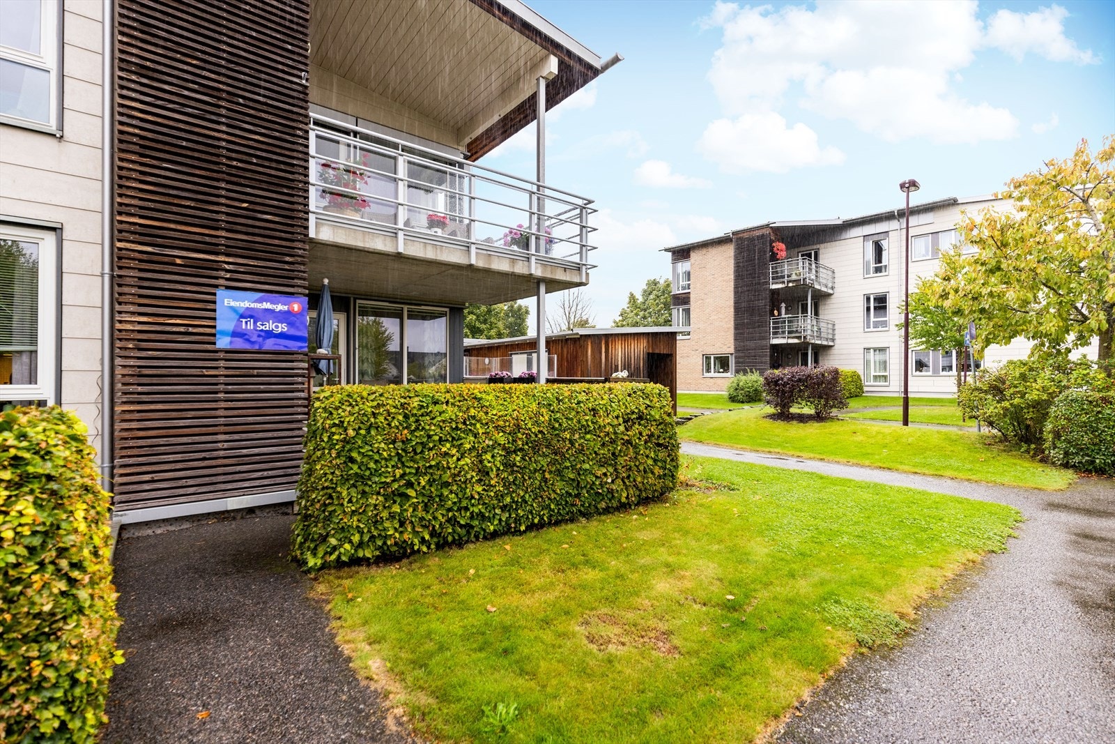 Romslig terrasse med praktisk oppbevaringsbod og takoverbygg. Galleribilde