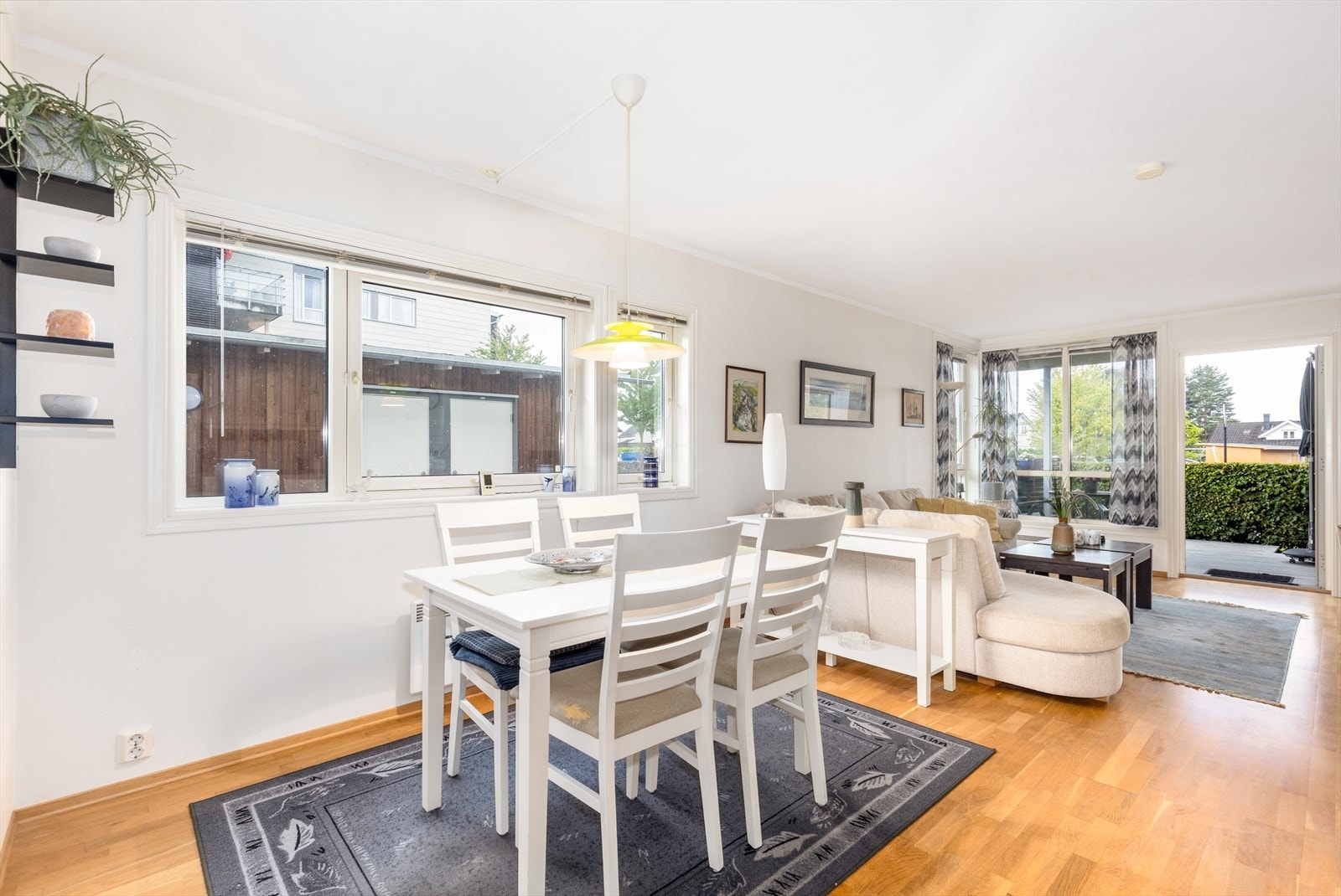 Attraktiv leilighet med god planløsning og store vindusflater, og deilig terrasse. Galleribilde