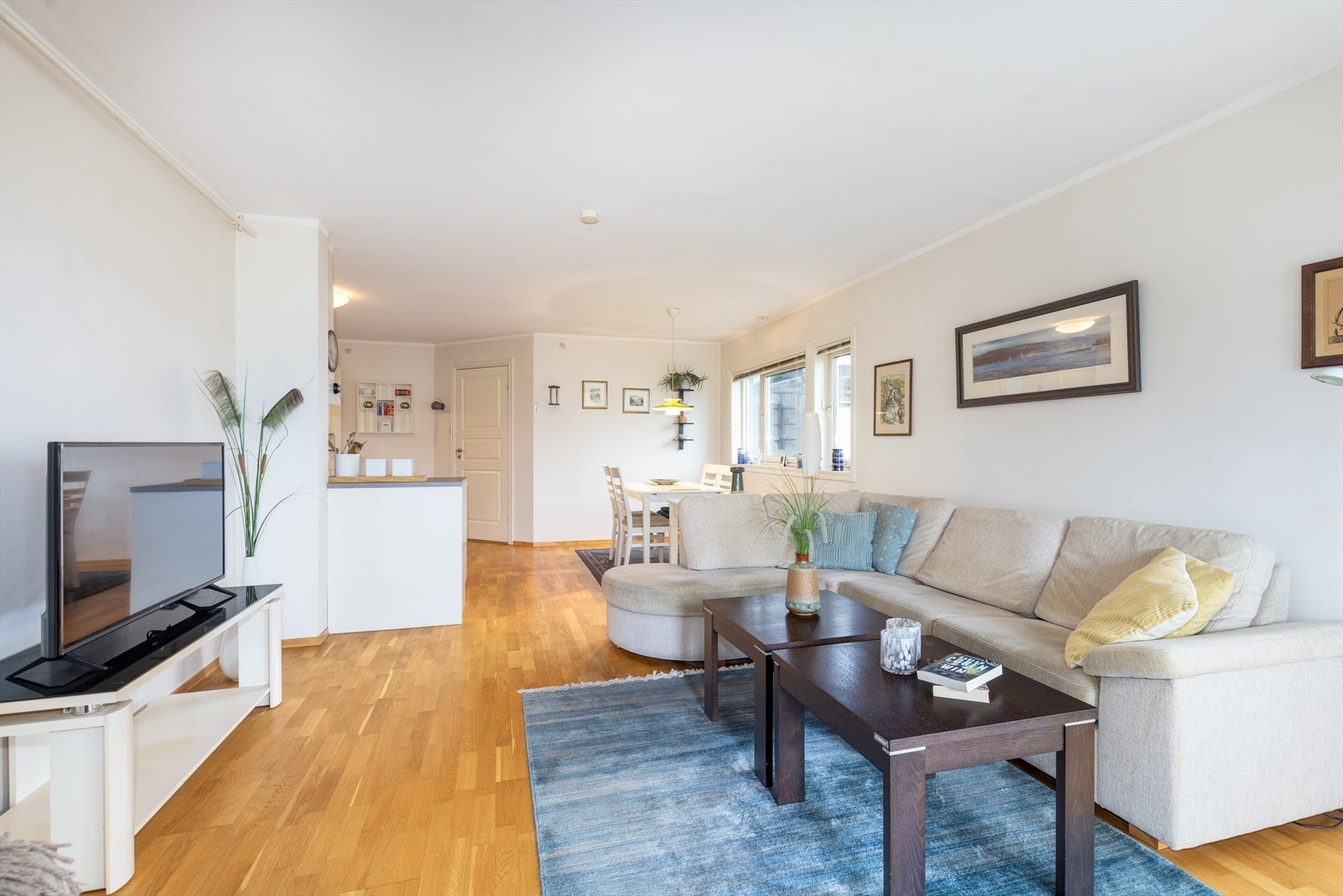 I stuen er det installert tv og internett som er inkludert i de oppgitte felleskostnadene. Galleribilde