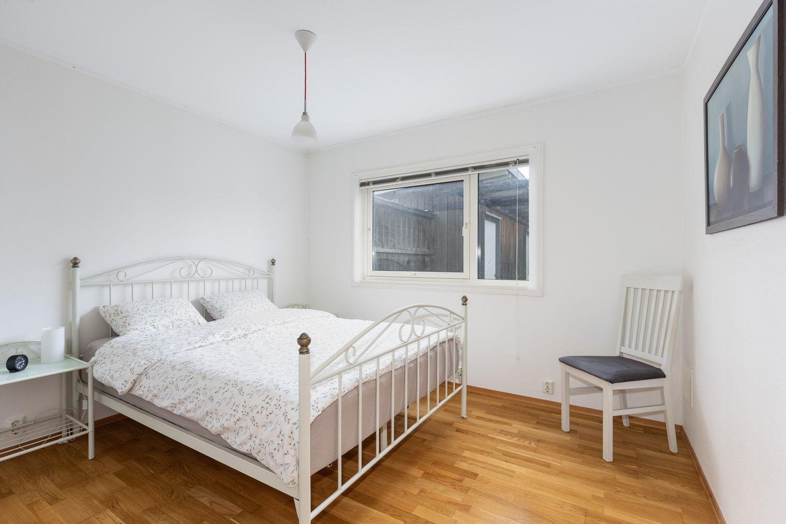 Leiligheten har to fine soverom med parkett på gulv, lysmalte vegger og tak. Galleribilde