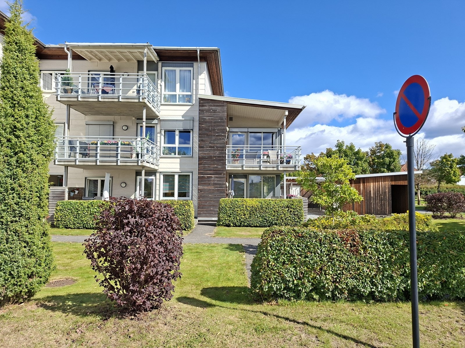 Leiligheten ligger i et nyere etablert borettslag i Borgehaven på Hovenga, hvor du finner leiligheten i 1. etasje i bygget. En god beliggenhet med fint utsyn til nærområde og en deilig terrasse. Galleribilde