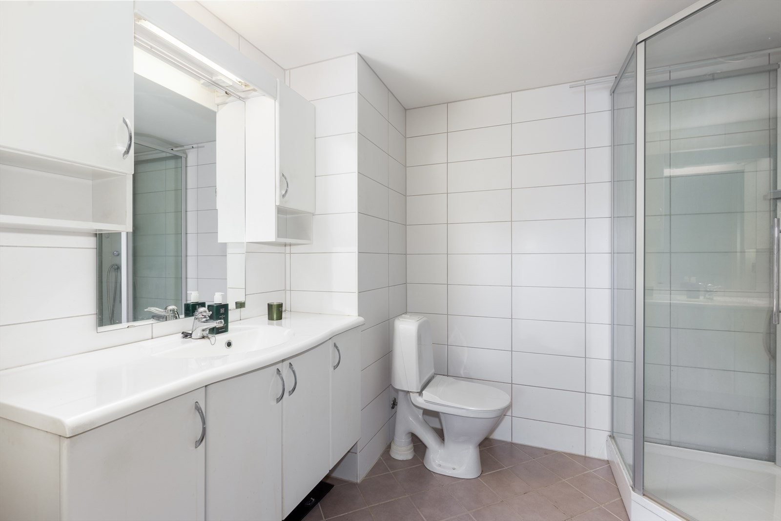 Flott, helfliset bad med varmekabler i gulv. Rommet er innredet med baderomsinnredning med nedfelt servant, toalett, dusjkabinett. Galleribilde