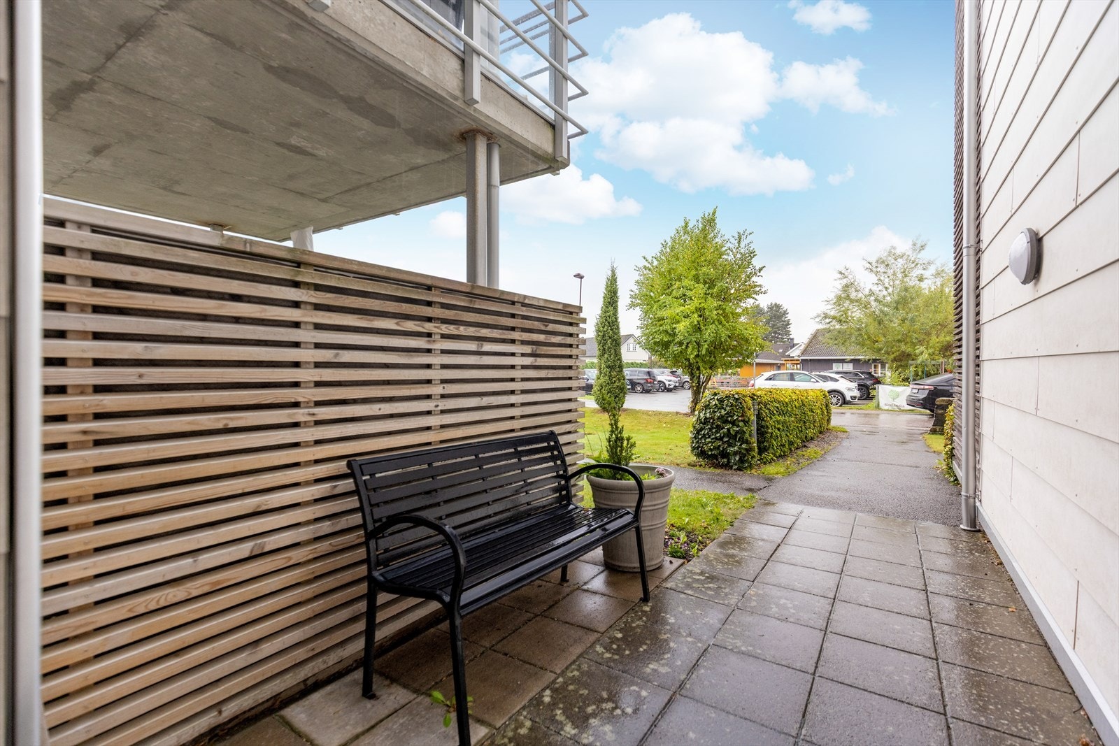 Leiligheten ligger i et nyere etablert borettslag i Borgehaven på Hovenga, hvor du finner leiligheten i 1. etasje i bygget. En god beliggenhet med fint utsyn til nærområde og en deilig terrasse. Galleribilde