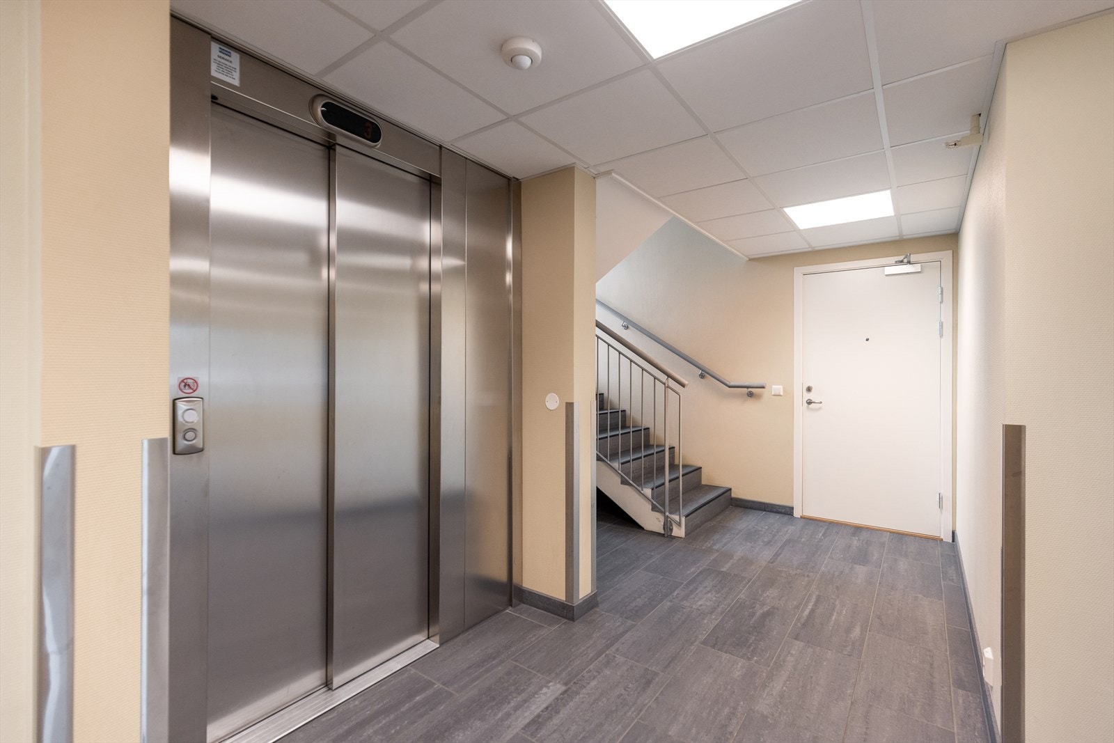 Med adkomst fra felles trappegang. Galleribilde