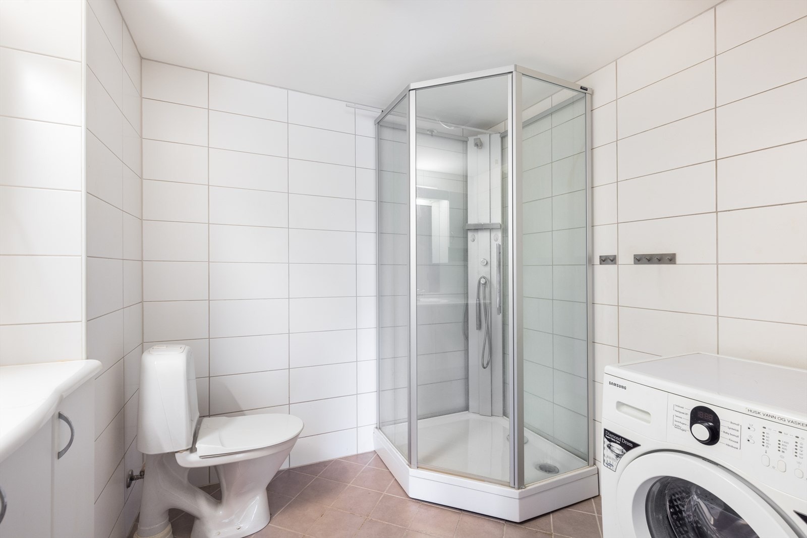 På badet er det opplegg og plass for vaskemaskin. Rommet har mekanisk avtrekk, det er tilluftsspalte i bunn av dør. Galleribilde