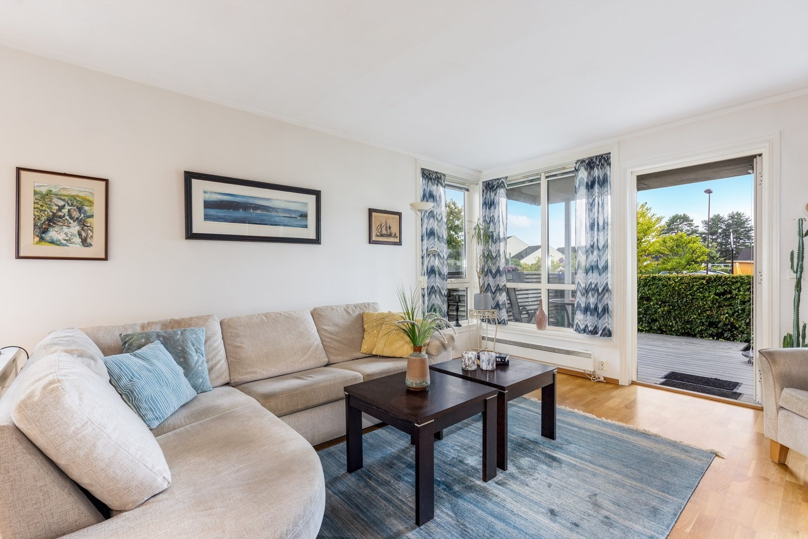 I stuen er det store vindusflater og utgang til en deilig og lun balkong hvor det også er en praktisk oppbevaringsbod. Galleribilde