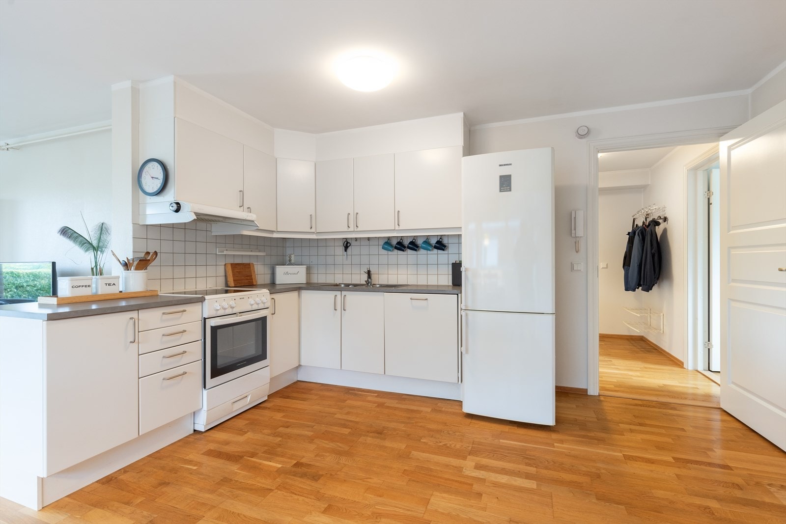 På kjøkkenet er det flislagt mellom benkeplater og overskap. Varmtvannstanken er på ca. 120 liter og plassert i benkeskap på kjøkken. Galleribilde