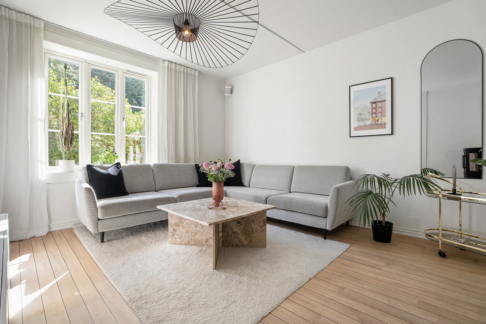 Leiligheten har en stor og luftig stue med gode møbleringsmuligheter og en takhøyde på 2.63m. Galleribilde