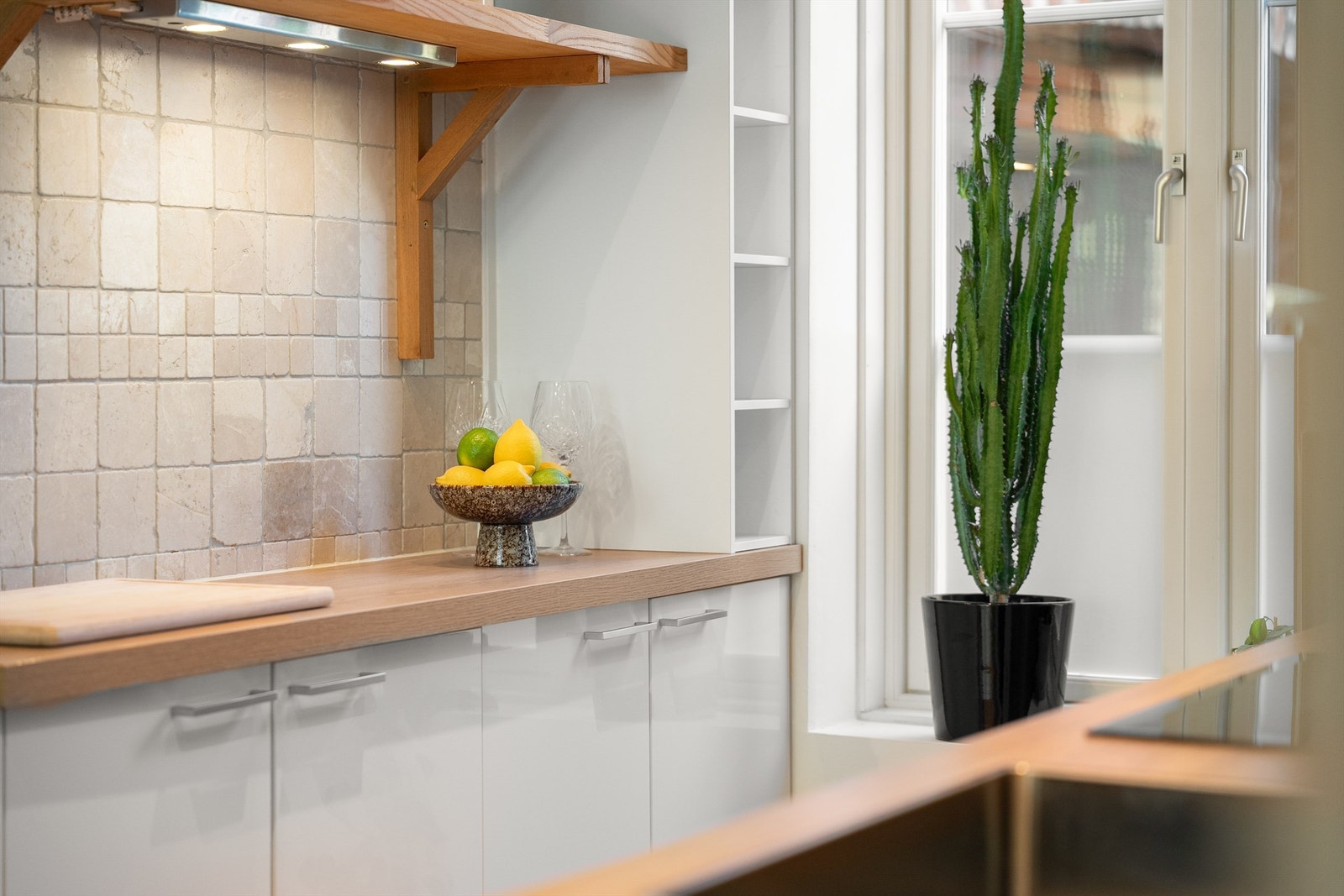 Det er ventilator med kullfilter, vannrør av typen rør-i-rør og synlige avløpsrør av plast. Galleribilde