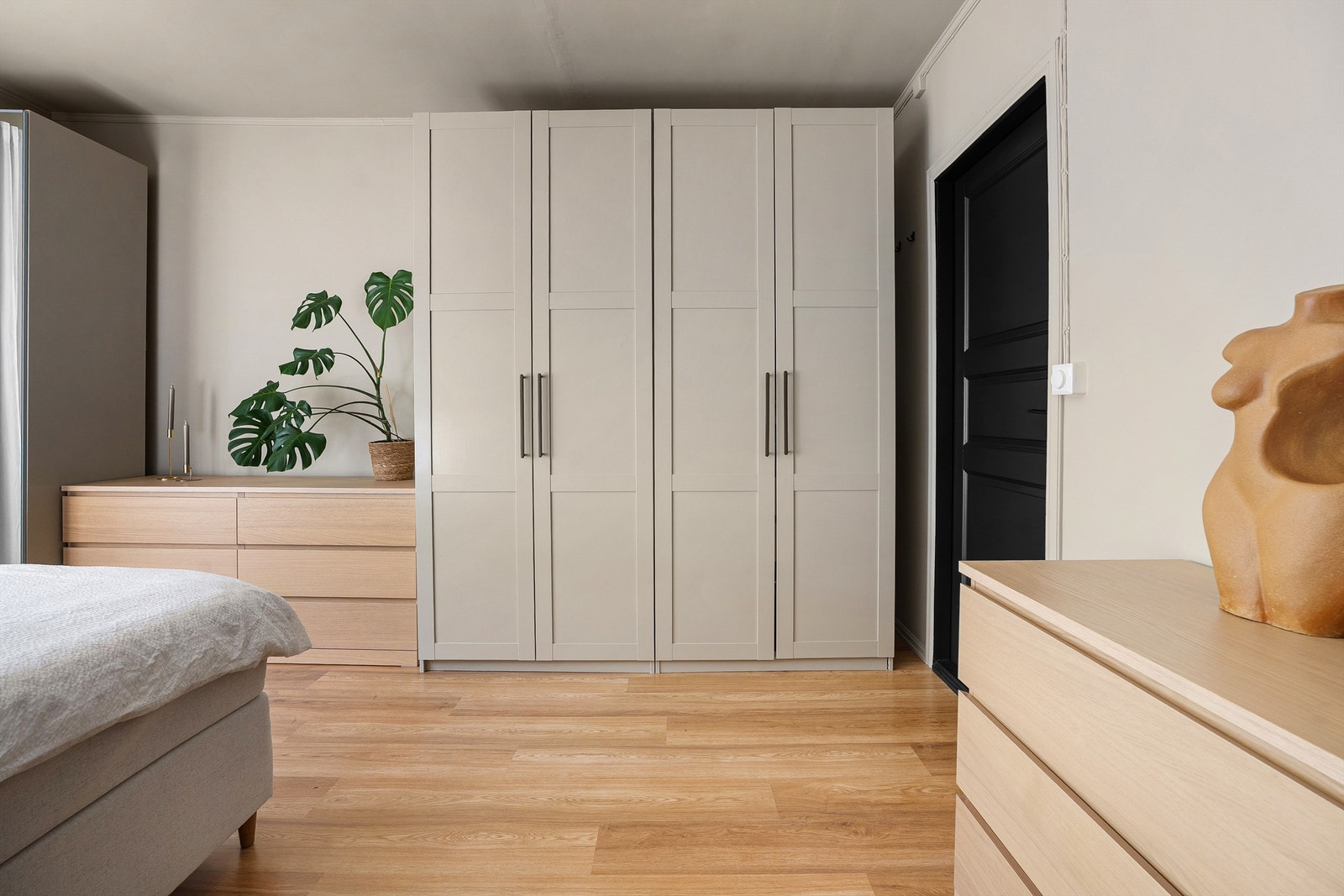 Her er det rikelig med plass til garderobeskap som gir leiligheten gode oppbevaringsmuligheter. Galleribilde