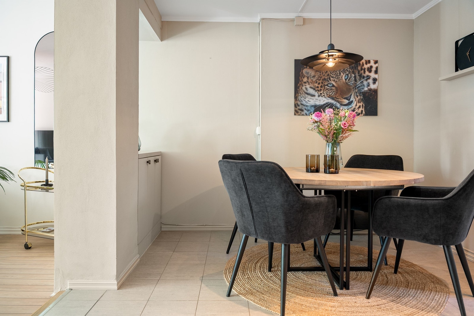 Nisjen mellom stuen og kjøkkenet er utbedret med skap som gir gode oppbevaringsmuligheter. Galleribilde