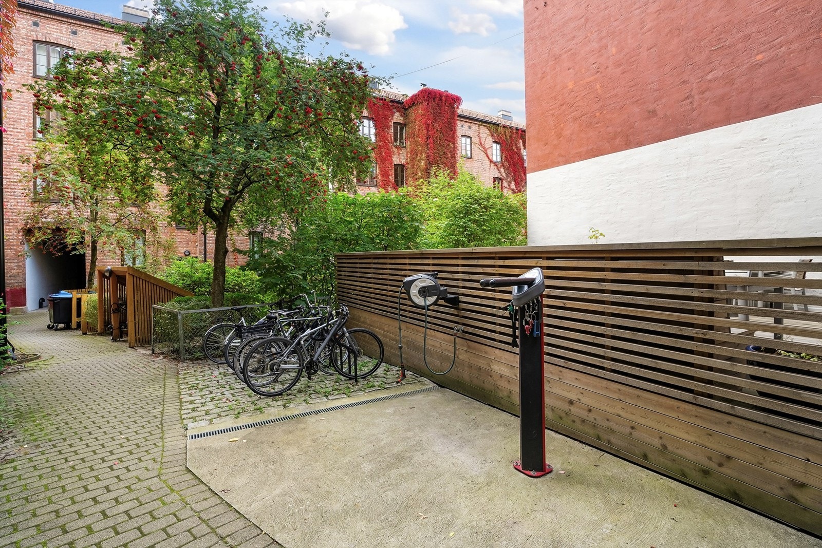 Sykkelverksted og vask i borettslagets bakgård. Galleribilde