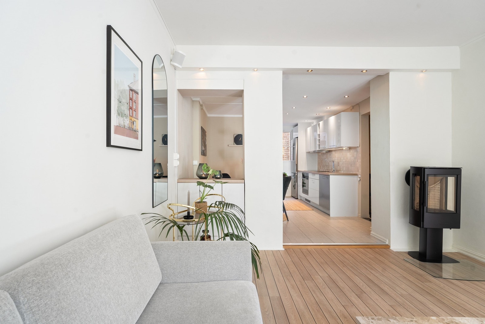 Sosial og innholdsrik planløsning med delvis åpning mellom kjøkken og stue. Galleribilde