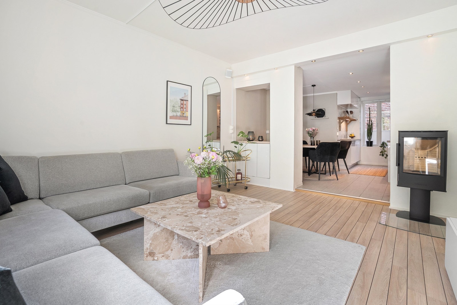 I stuens hjørne er det peis som varmer godt på de kaldeste vinterdager. Galleribilde