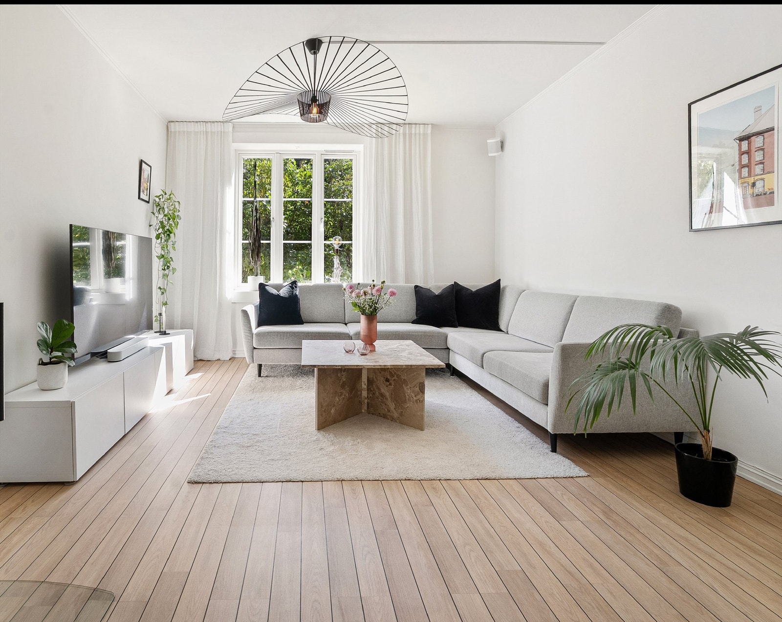 Romslig plass til sofagruppe med tilhørende salongbord. Galleribilde