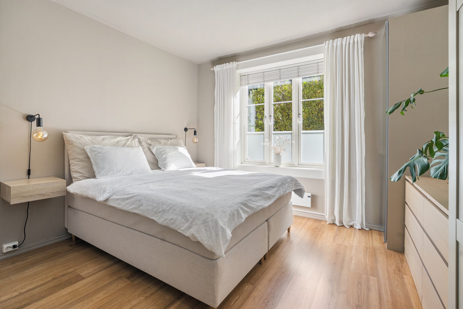 Stort og lys soverom med god plass til dobbeltseng med tilhørende nattbord. Galleribilde