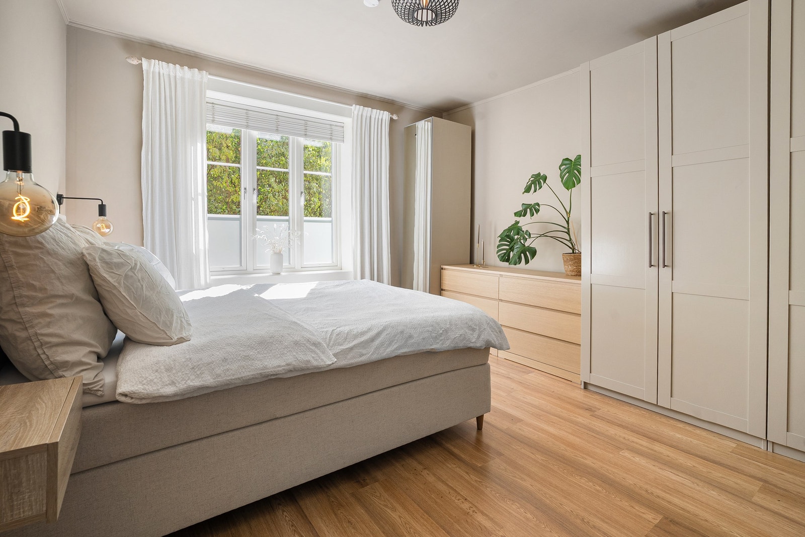 Soverommet har store vindusflater som slipper naturlig lys inn som i kombinasjon med rolige farger gir en lun atmosfære. Galleribilde