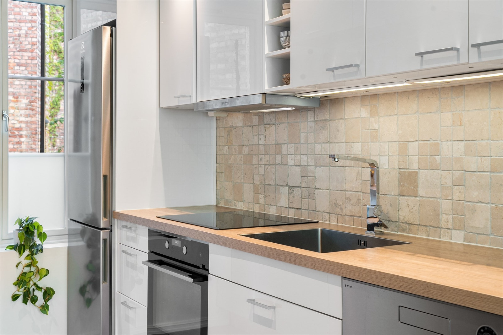 Videre er det utstyrt med kjøleskap med fryser, oppvaskmaskin, mikrobølgeovn, samt er det også montert lekkasjestopper og komfyrvakt. Galleribilde