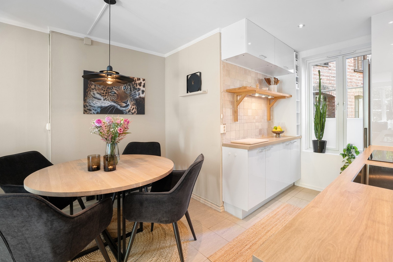 Lyst og innholdsrikt kjøkken med benkeplass på begge sider. Galleribilde