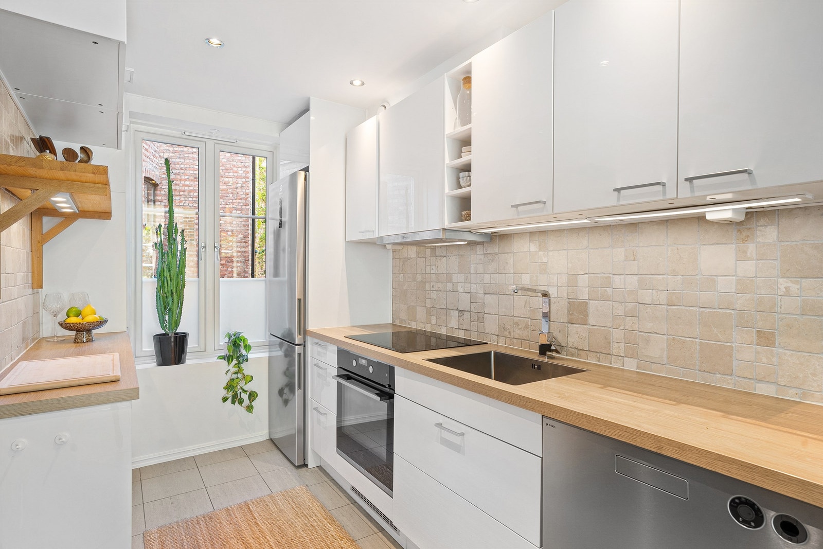 Kjøkken med slette fronter fra 2020 og benkeplate av laminat. Galleribilde