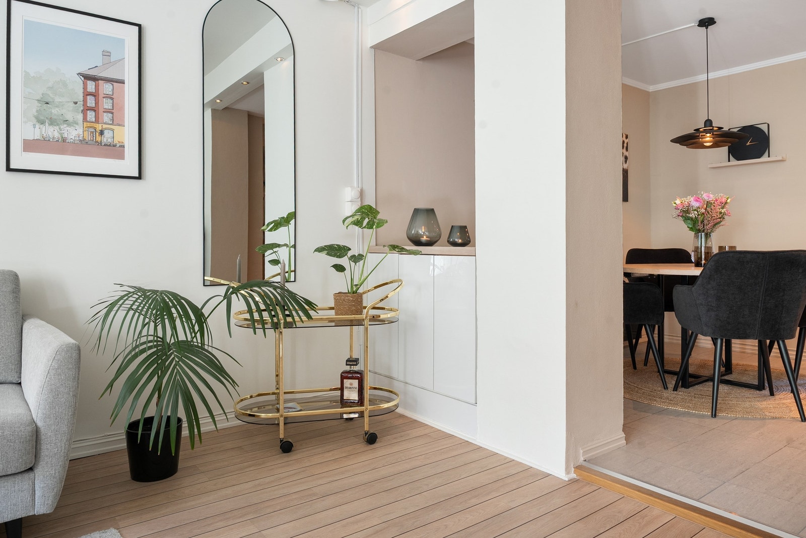 Leiligheten er malt i nøytrale og tidsriktige farger. Galleribilde