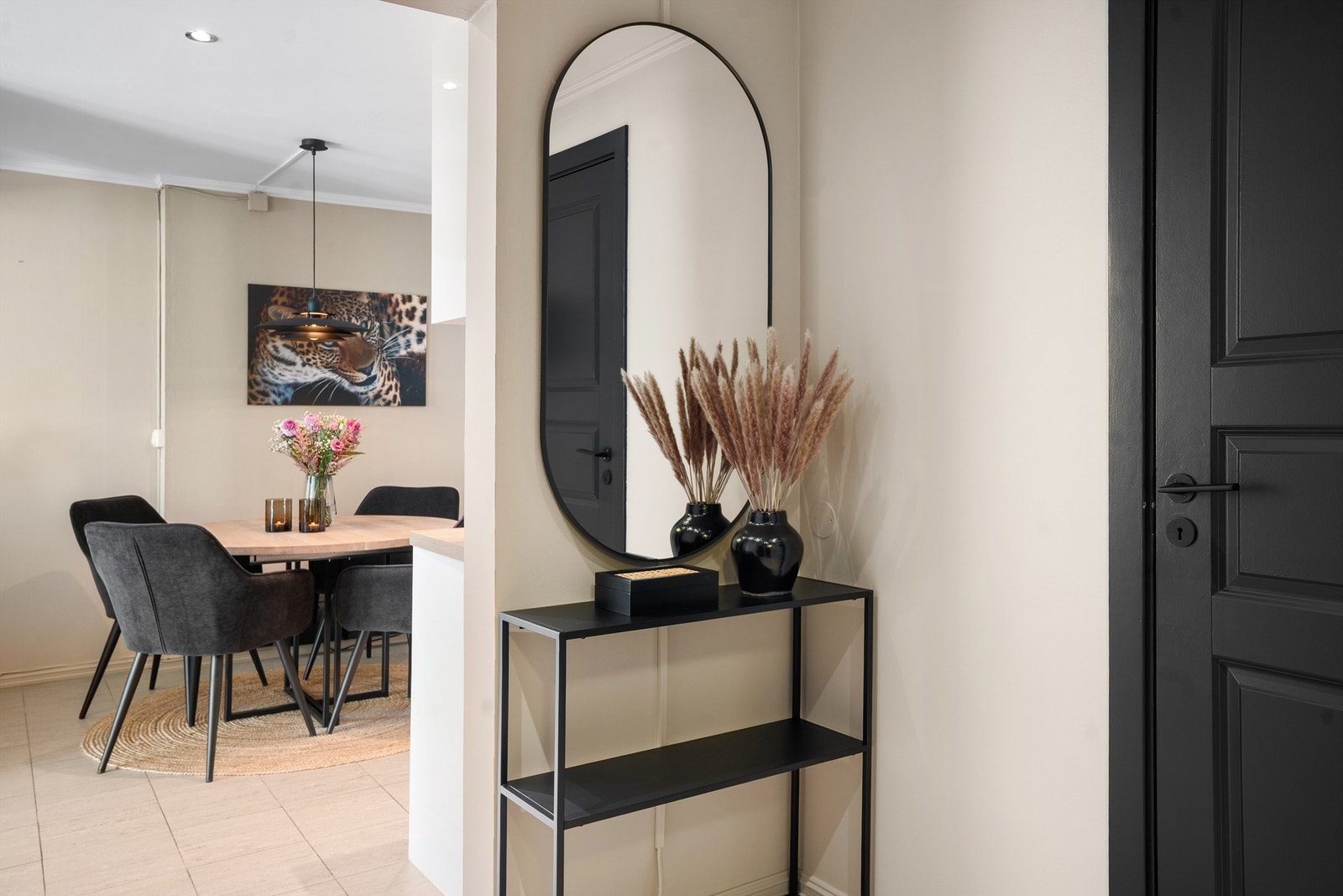 Innbydende entré med god plass til å henge fra seg ytterklær og sette fra seg skotøy. Galleribilde