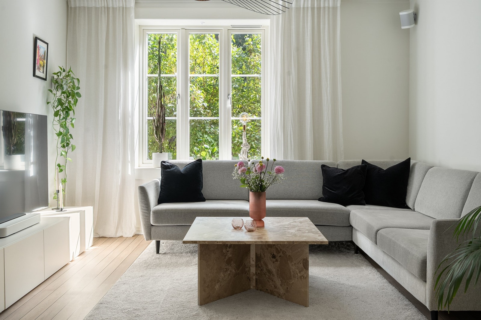 Store vindusflater som sikrer naturlig lys til leiligheten. Galleribilde