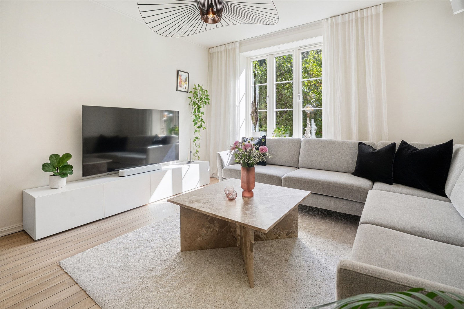 God plass til tv-benk med naturlig plassering til tv i tilknytning til sofa. Galleribilde