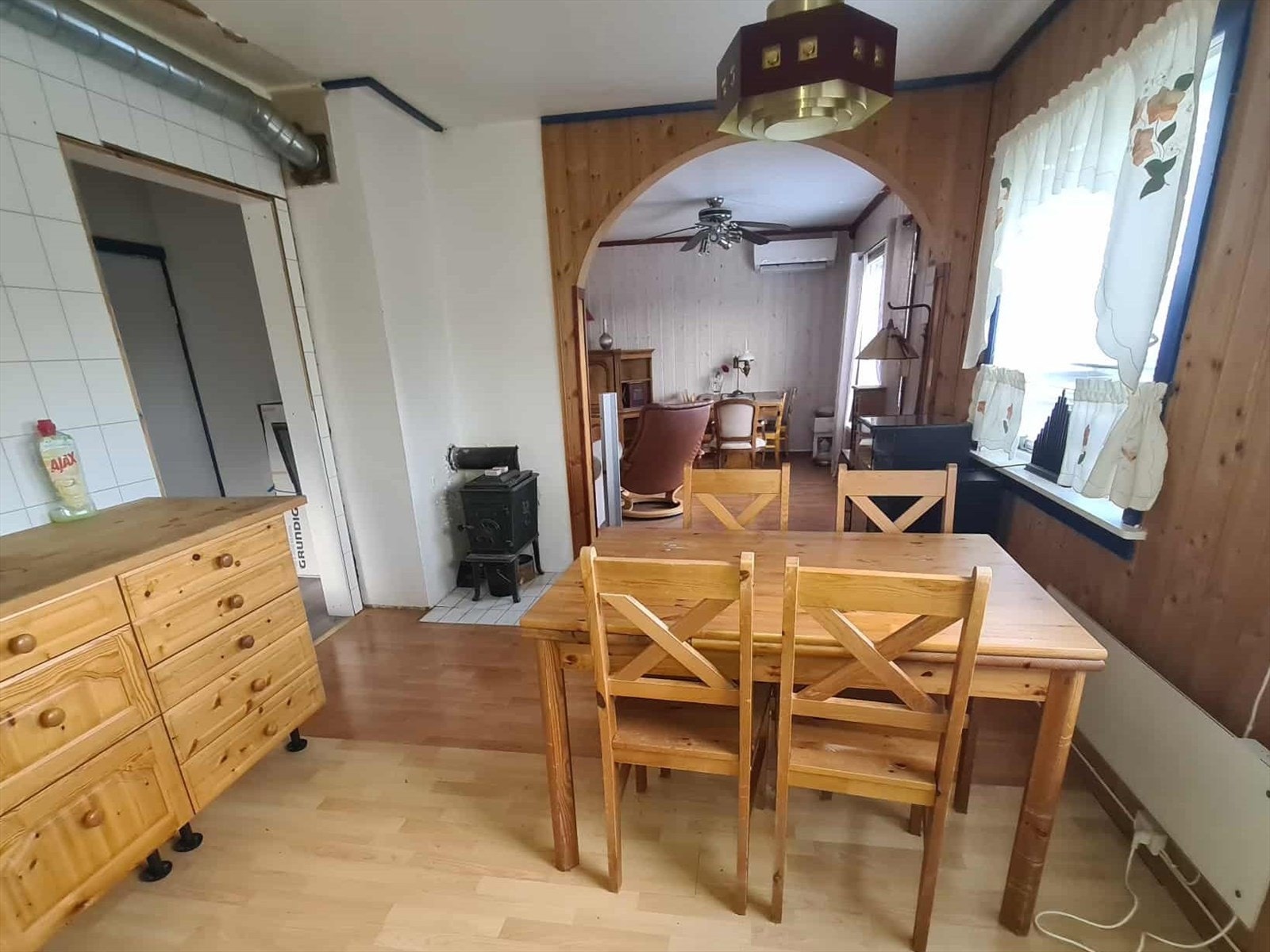 Spisebord i kjøkken retning stuen Galleribilde