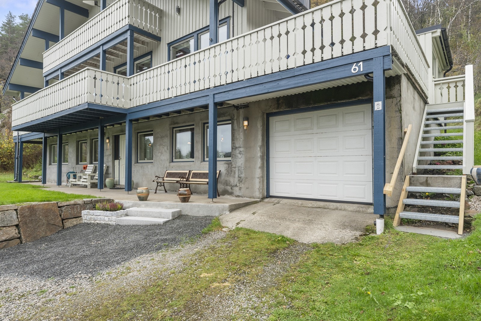 Via trappeoppgang på høyre side ankommer man hoveddelen av boligen Galleribilde