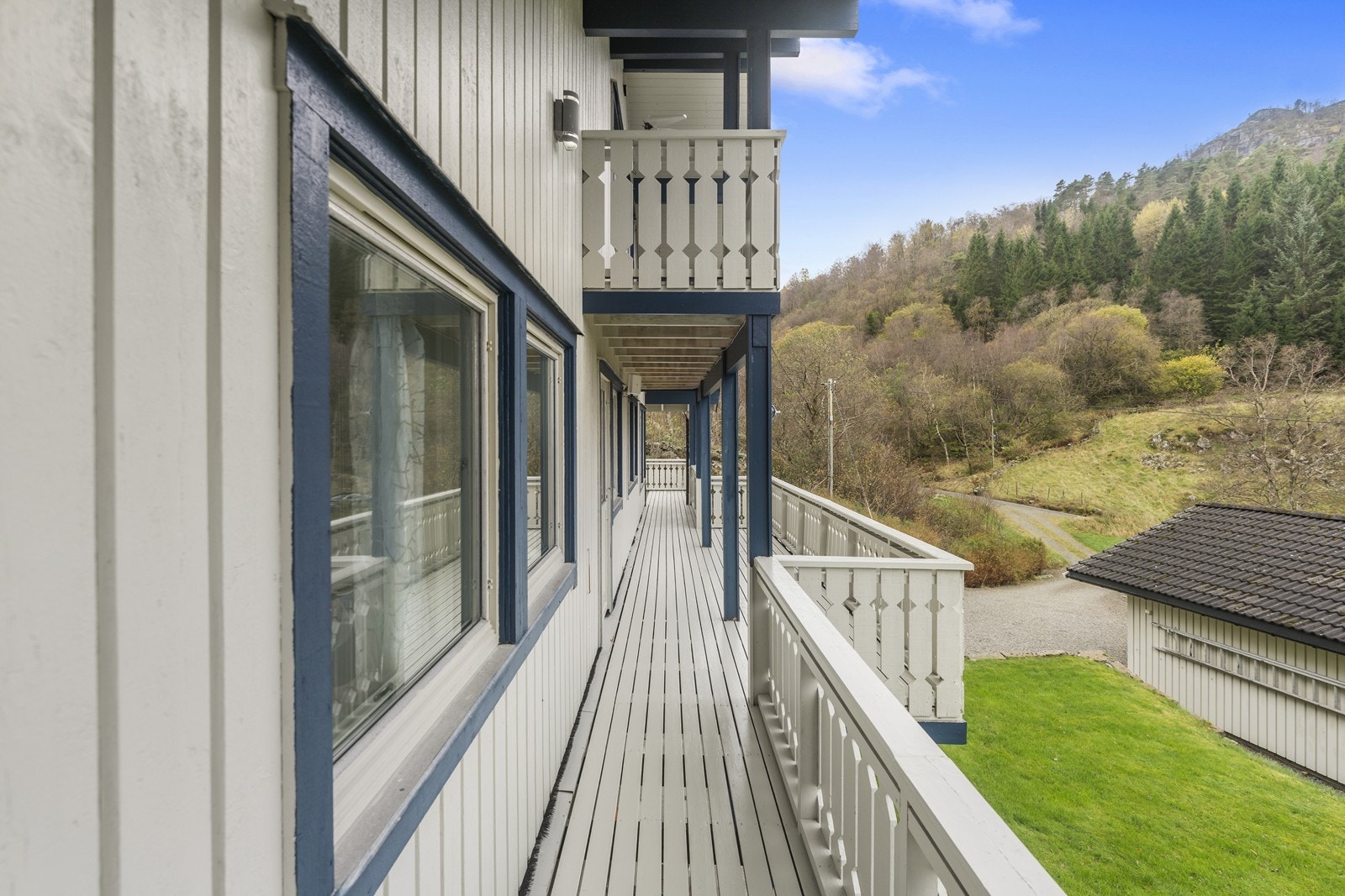 Lang terrasse som strekker seg langs hele fremsiden Galleribilde