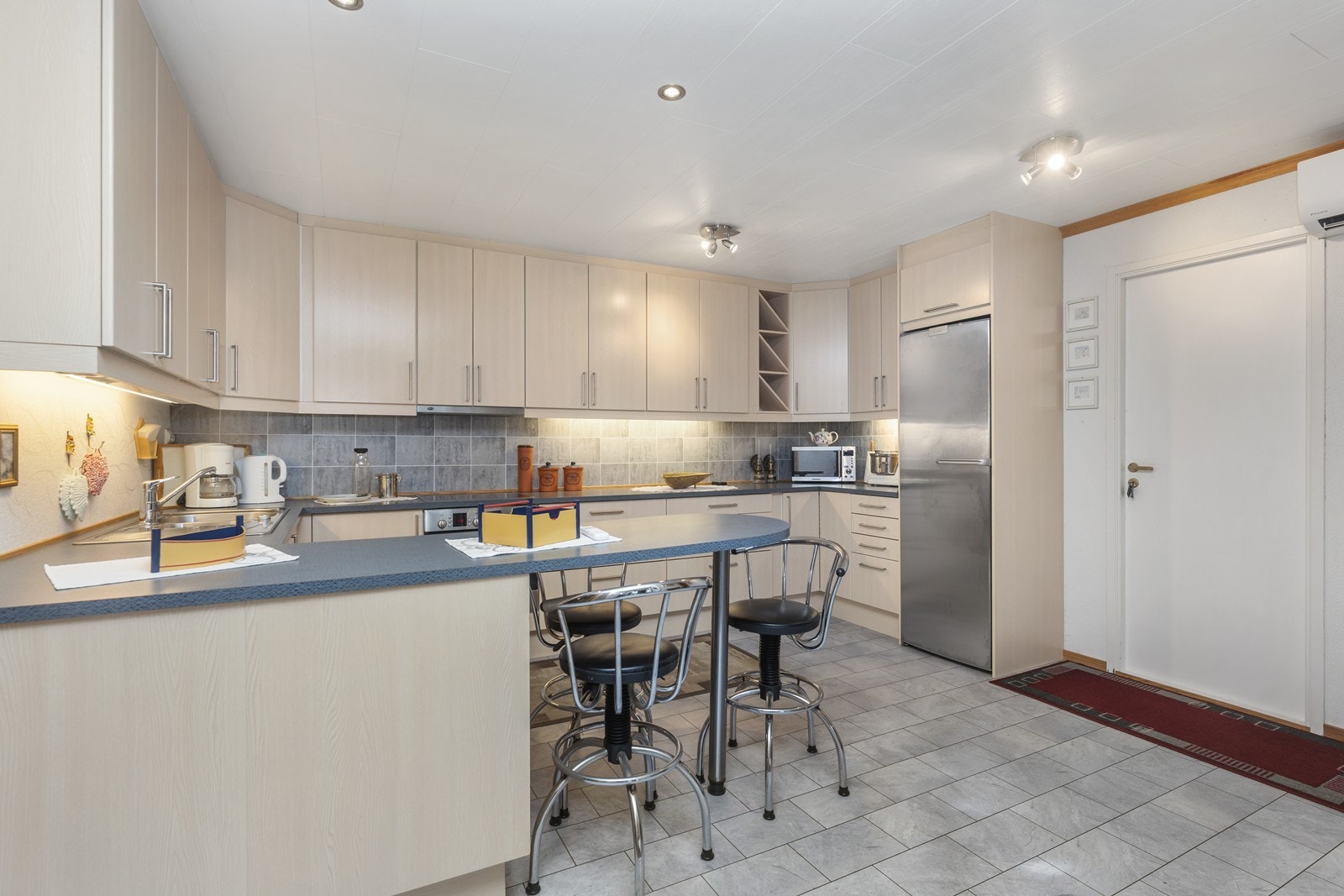 Nyere fint kjøkken med godt med innredning Galleribilde